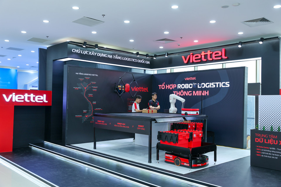 Gian hàng của Viettel "khoe" công nghệ Trung tâm dữ liệu và Tổ hợp Robot Logistics thông minh. (Ảnh: Minh Sơn/Vietnam+)
