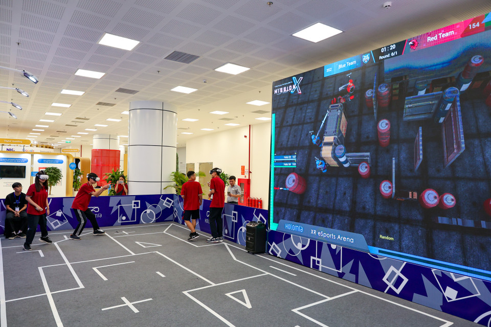 Một trong những gian hàng thu hút nhiều sự quan tâm là của Meta, nơi hãng trình diễn công nghệ về thực tế ảo tăng cường, thông qua việc mô phỏng game, khám phá du lịch. Các sản phẩm có khả năng tương tác cao, trở thành một trong những khu vực sôi động nhất tại sự kiện. (Ảnh: Minh Sơn/Vietnam+)