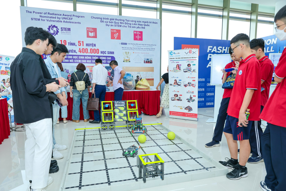 Khách tham quan có thể trực tiếp trải nghiệm điều khiển robot. (Ảnh: Minh Sơn/Vietnam+)