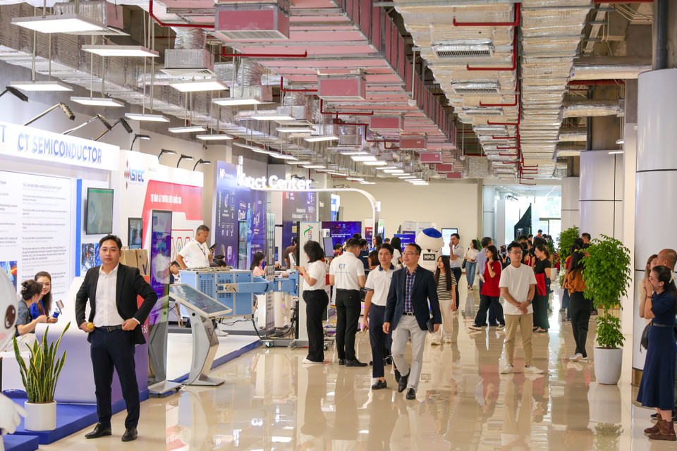 Ngày 2/10, nhiều người đã có mặt tại Trung tâm Đổi mới sáng tạo Quốc gia (NIC) ở Hoà Lạc, Hà Nội để tham quan các gian hàng trong khuôn khổ Ngày hội Đổi mới sáng tạo Việt Nam 2024. (Ảnh: Minh Sơn/Vietnam+)