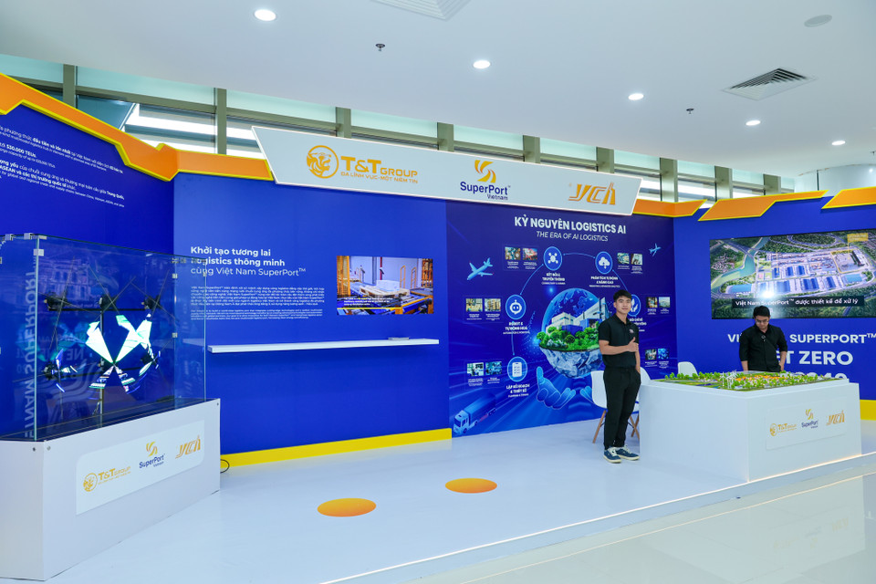 Những giải pháp công nghệ được trưng bày thuộc nhiều lĩnh vực khác nhau như logistics, trí tuệ nhân tạo, bán dẫn hay chuyển đổi xanh. (Ảnh: Minh Sơn/Vietnam+)