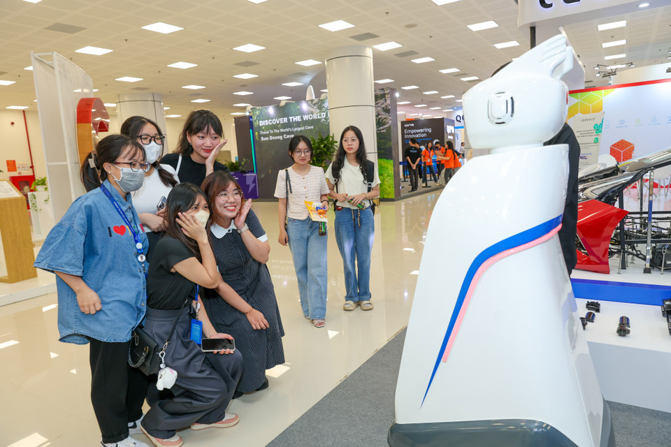 Năm nay, chip bán dẫn, AI và robot vẫn xuất hiện nhiều và là điểm nhấn tại sự kiện. (Ảnh: Minh Sơn/Vietnam+)