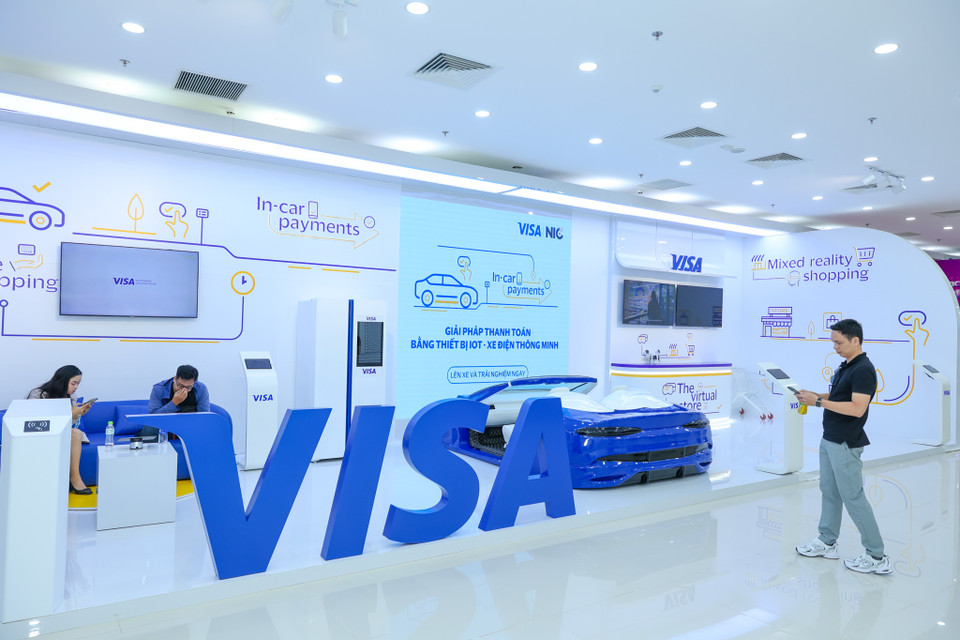 Visa giới thiệu hệ thống thanh toán không tiền mặt ngay trên ôtô - In car Payment. Hệ thống tích hợp sẵn trong xe sẽ giúp người sử dụng thanh toán trước những dịch vụ cần thiết như sạc điện xe hay mua càphê. (Ảnh: Minh Sơn/Vietnam+)