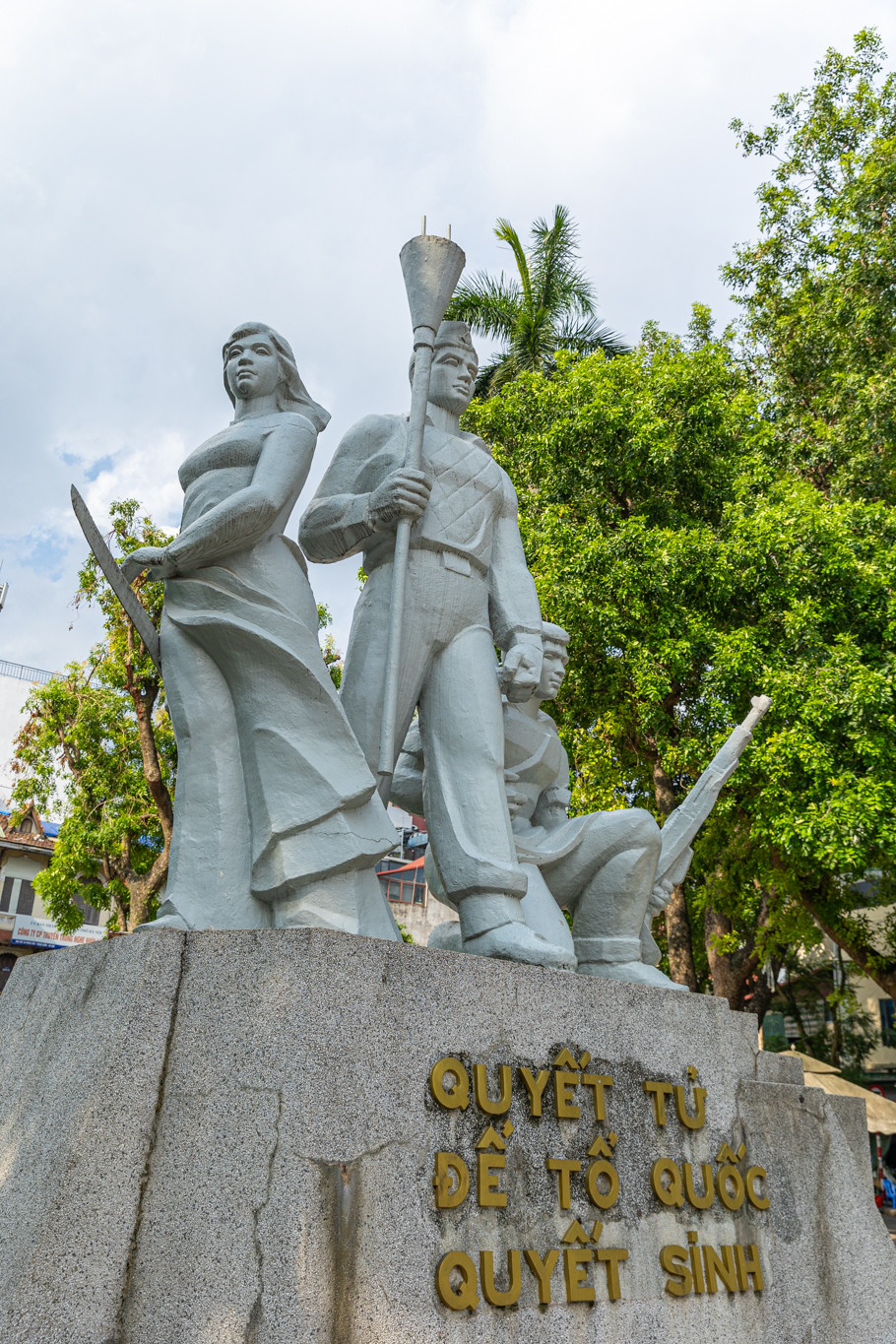 Khẩu hiệu "Quyết tử để Tổ quốc quyết sinh" trên bệ tượng đài là lời trích từ bức thư động viên Bác Hồ gửi cho các chiến sĩ Vệ quốc đoàn ở Hà Nội những ngày đầu toàn quốc kháng chiến. Tượng đài Quyết tử là một công trình mang tính tượng trưng cao, thể hiện tinh thần bất khuất, ý chí dũng cảm của quân và dân thủ đô trong những tháng ngày hào hùng.