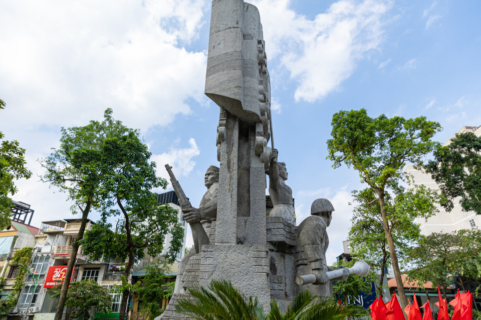 Mỗi khi đi qua những tượng đài ấy, người dân Hà Nội cũng như du khách cảm nhận rõ sự mạnh mẽ và cao cả của các chiến sĩ đã từng cống hiến cả mạng sống vì độc lập, tự do.
