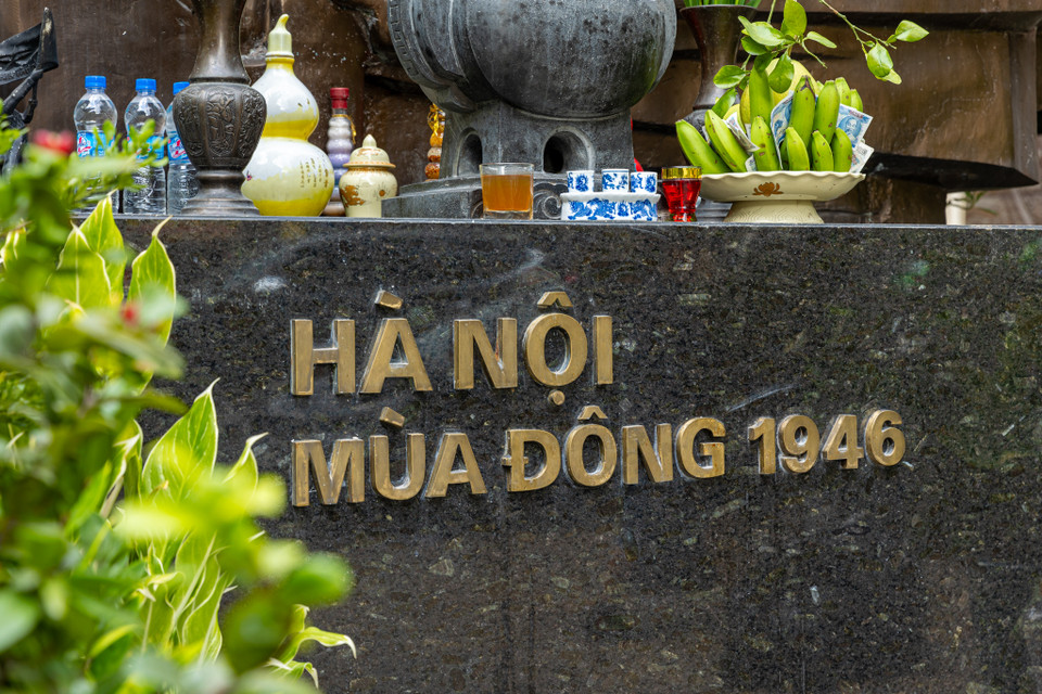 Để tưởng nhớ, tôn vinh các anh hùng liệt sỹ đã chiến đấu hy sinh trong 60 ngày đêm quyết tử bảo vệ Thủ đô, nhân dịp kỷ niệm 58 năm Ngày Toàn quốc kháng chiến, thành phố Hà Nội đã khánh thành bức phù điêu "Hà Nội mùa đông 1946" vào ngày 19/12/2004. Phù điêu được đúc bằng đồng, nặng 7 tấn, cao 5,7m cả bệ, rộng 4,5m.