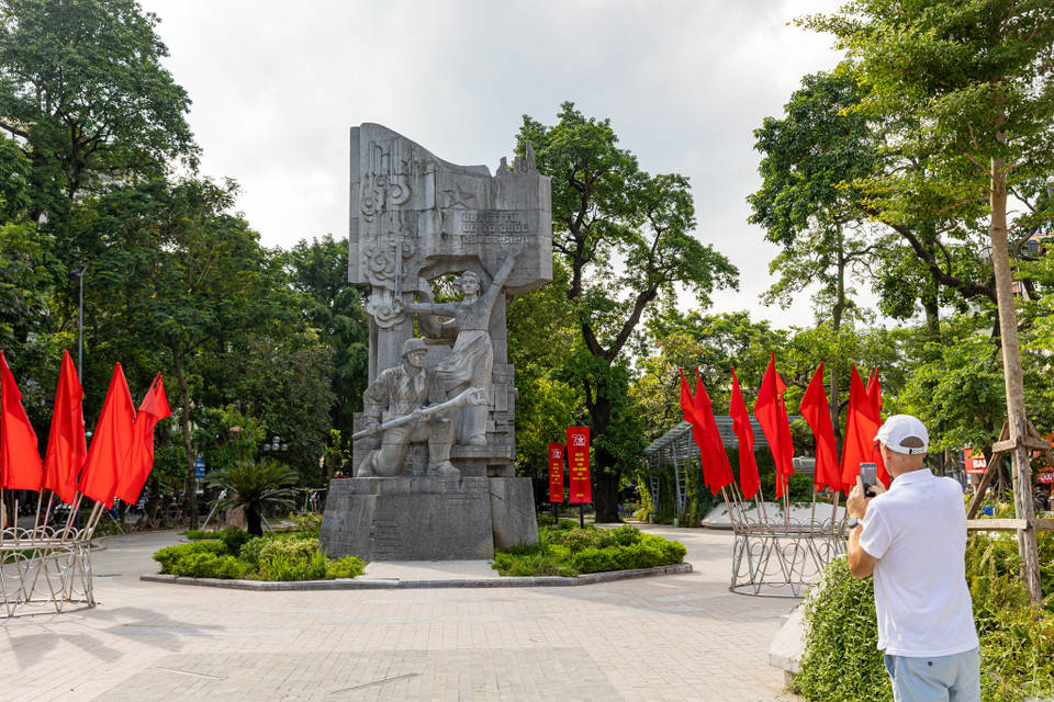 Mặt sau tượng đài là hình tượng người chiến sĩ tự vệ đang chắc tay súng sẵn sàng chiến đấu.