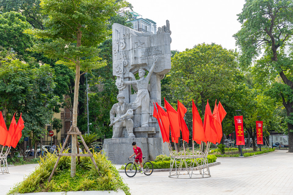 Hình ảnh thiếu nữ Hà Nội đang kêu gọi đồng bào chiến đấu bảo vệ thủ đô và phía trên là dòng chữ "Quyết tử để Tổ quốc quyết sinh."