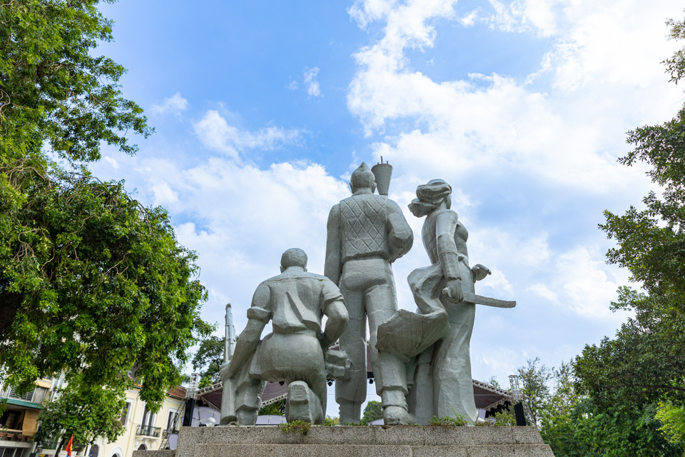 Xung quanh tượng đài là dòng chữ vàng khắc sâu câu khẩu hiệu "Quyết tử cho Tổ quốc quyết sinh," như một lời nhắc nhở không bao giờ phai nhạt về sự hy sinh cao cả của những người con Hà Nội.