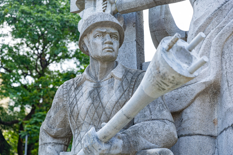 Hình ảnh người chiến sỹ ôm bom ba càng, sẵn sàng chiến đấu quyết tử đã trở thành biểu tượng cho sự kiện 60 ngày đêm bảo vệ Thủ đô (từ 19/12/1946 đến 19/2/1947).