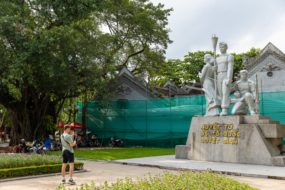 Để tưởng nhớ về những người con của Thủ đô đã ngã xuống trong những ngày đầu của cuộc kháng chiến chống Pháp, năm 1984, Hà Nội cho xây dựng tượng đài "Cảm tử cho Tổ quốc quyết sinh" tại khu vực bờ hồ Gươm, cạnh đền Bà Kiệu.