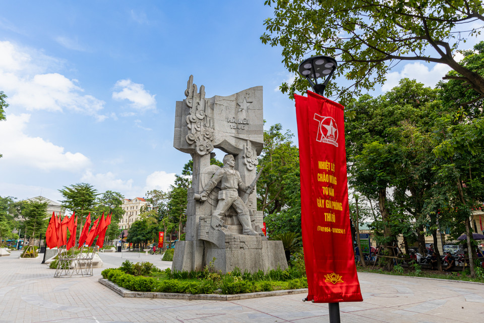 Mặt trước Tượng đài thể hiện hình tượng người chiến sĩ quyết tử ôm bom ba càng trong tư thế sẵn sàng lao vào xe tăng địch và thiếu nữ Hà Nội đang kêu gọi đồng bào chiến đấu bảo vệ Thủ đô.