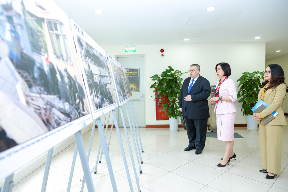 Triển lãm trưng bày khoảng 20 ảnh do phóng viên Hải Linh và Trường Dụy tác nghiệp tại Thổ Nhĩ Kỳ ngay sau thảm họa động đất lịch sử. (Ảnh: Minh Sơn/Vietnam+)