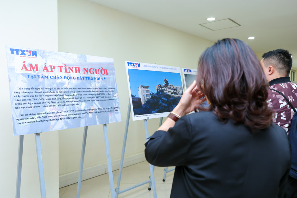 Nhân dịp phát động Giải thưởng, Thông tấn xã Việt Nam đã giới thiệu bộ ảnh 'Ấm áp tình người tại tâm chấn động đất Thổ Nhĩ Kỳ' do nhóm phóng viên TTXVN thực hiện tại tỉnh Hatay, nơi được ví như ‘thành phố ma” sau trận động đất lịch sử tại Thổ Nhĩ Kỳ, tháng 2/2023. (Ảnh: Minh Sơn/Vietnam+)