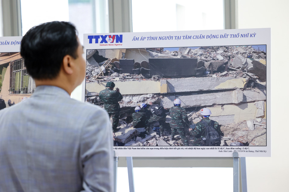 Ông Lê Hải Bình - Ủy viên dự khuyết Ban Chấp hành Trung ương Đảng khóa XIII, Phó Trưởng Ban Tuyên giáo Trung ương, Phó Trưởng ban thường trực Ban chỉ đạo công tác Thông tin đối ngoại cho biết bộ ảnh do phóng viên TTXVN thực hiện khiến ai cũng xúc động và tự hào. (Ảnh: Minh Sơn/Vietnam+)