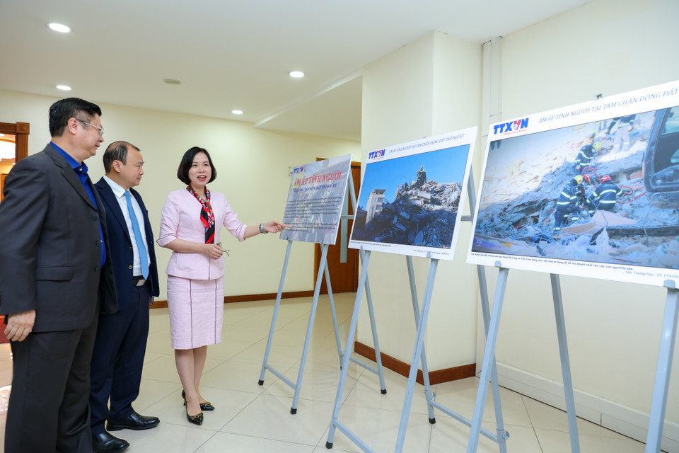 Tổng Giám đốc TTXVN Vũ Việt Trang giới thiệu về bộ ảnh với ông Lê Hải Bình - Ủy viên dự khuyết Ban Chấp hành Trung ương Đảng khóa XIII, Phó Trưởng Ban Tuyên giáo Trung ương, Phó Trưởng ban thường trực Ban Chỉ đạo công tác Thông tin đối ngoại; ông Trương Quang Hoài Nam, Phó trưởng Ban Đối ngoại Trung ương. (Ảnh: Minh Sơn/Vietnam+)