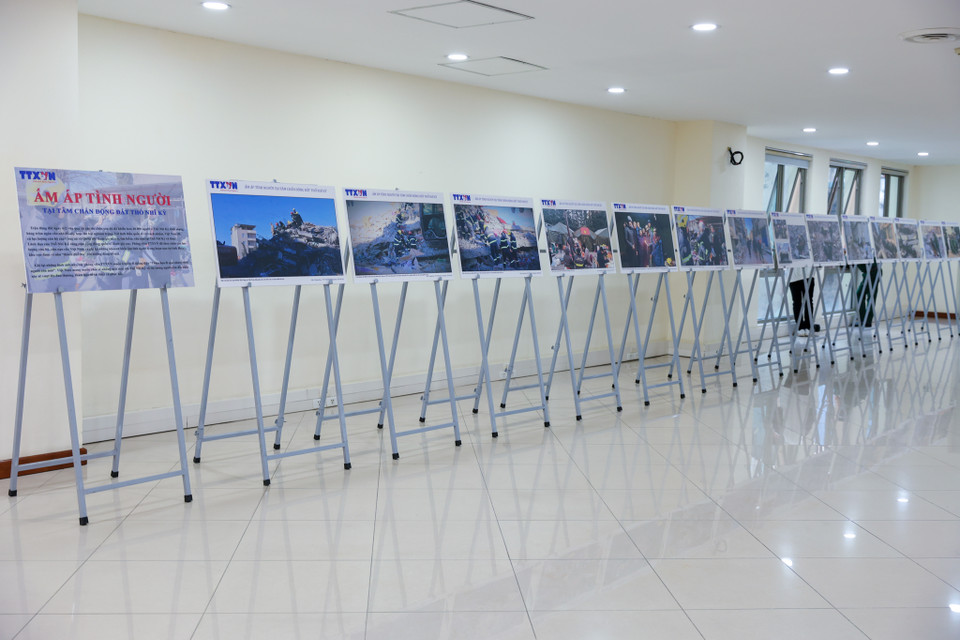 Bộ ảnh đã ghi lại những hình ảnh ấn tượng, đầy tính nhân văn với mong muốn truyền đi thông điệp: 'Thảm họa đi qua, tình người còn mãi' và niềm tin người dân đất nước này sẽ vượt lên mất mát, đau thương để tái thiết và phục hồi. (Ảnh: Minh Sơn/Vietnam+)