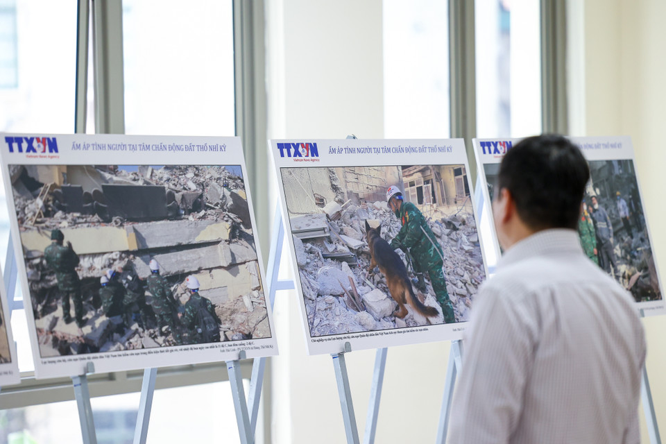 Nhiều đại biểu thể hiện sự xúc động trước bộ ảnh mà phóng viên TTXVN thực hiện. (Ảnh: Minh Sơn/Vietnam+)