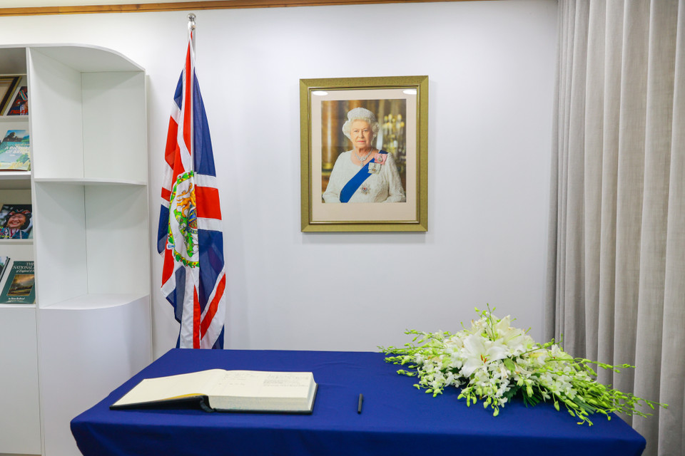 Đại sứ quán Anh tại Hà Nội cũng đã mở sổ tang viếng Nữ hoàng Elizabeth II để mọi người dân đến gửi thông điệp chia buồn. (Ảnh: Minh Sơn/Vietnam+)
