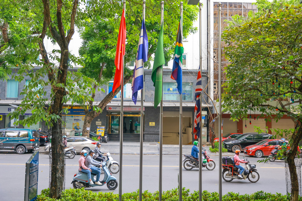 Đại sứ quán Anh tại Hà Nội và một số nước thuộc Khối thịnh vượng chung đã treo cờ rủ. (Ảnh: Minh Sơn/Vietnam+)