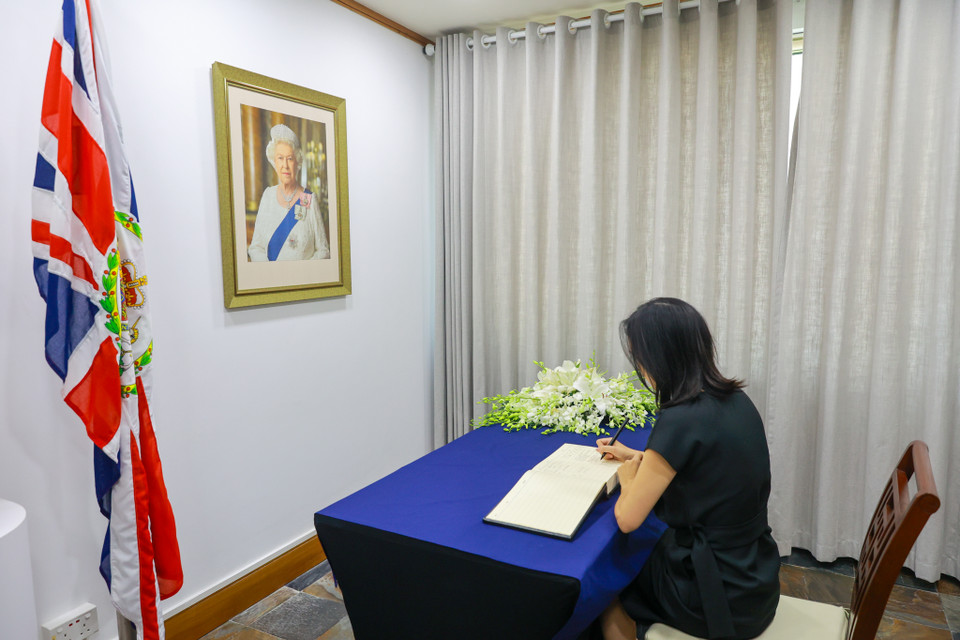 Người dân đến viếng và ghi sổ tang chia buồn sâu sắc trước sự ra đi của Nữ hoàng Elizabeth II. (Ảnh: Minh Sơn/Vietnam+)