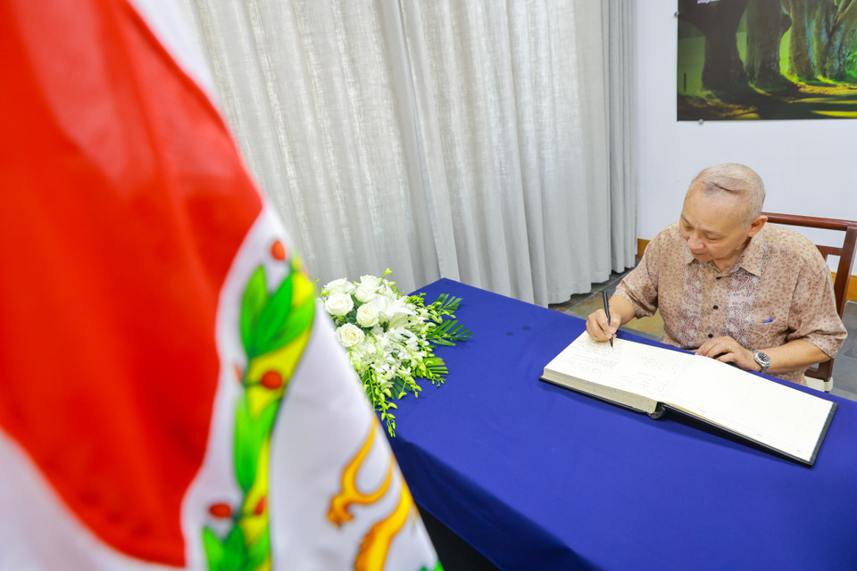 Ông Bình cho biết: 'Tôi đến đây để chia sẻ nỗi buồn với tư cách là một người dân Việt Nam yêu mến Nữ hoàng Elizabeth II. Nữ hoàng là một người thân thiện, thầm lặng thúc đẩy mối quan hệ Việt Nam-Anh quốc trong thời gian qua. Tôi mong muốn chia sẻ sự mất mát này với người dân Anh.' (Ảnh: Minh Sơn/Vietnam+)