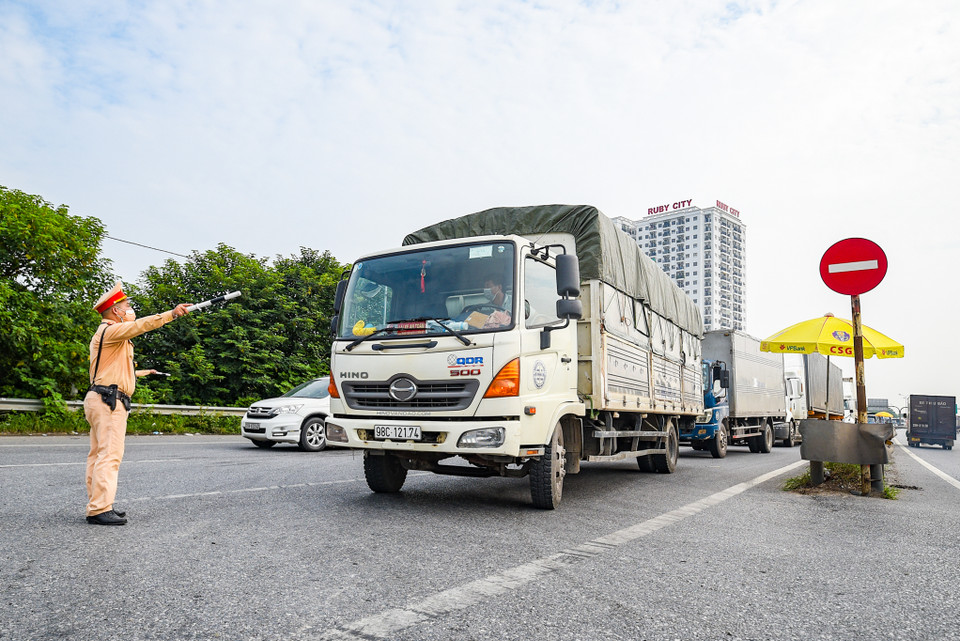 Nhiều xe tại chốt chặn cầu Phù Đổng không phải xe ưu tiên nên buộc phải quay đầu. (Ảnh: Minh Sơn/Vietnam+)