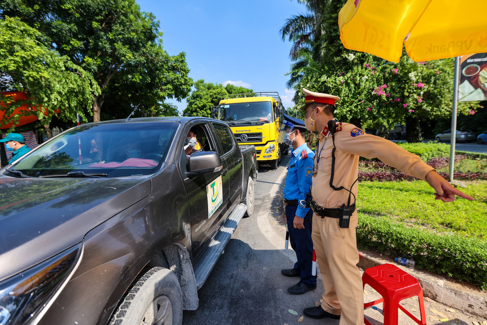 Thiếu tá Nguyễn Quốc Huy - Phụ trách chốt số 7 tại đây cho biết sau hai ngày triển khai kiểm soát, cơ bản người dân đã nắm được Chỉ thị 17 của thành phố và biết được các phương tiện nào đủ điều kiện ra vào thành phố. (Ảnh: Minh Sơn/Vietnam+)