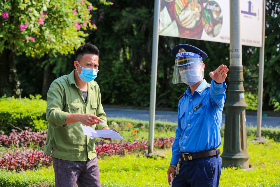 Để giải quyết tình trạng ùn tắc ở một số chốt, Sở Giao thông Vận tải Hà Nội đã phối hợp để tổ chức chốt thành nhiều lớp. (Ảnh: Minh Sơn/Vietnam+)