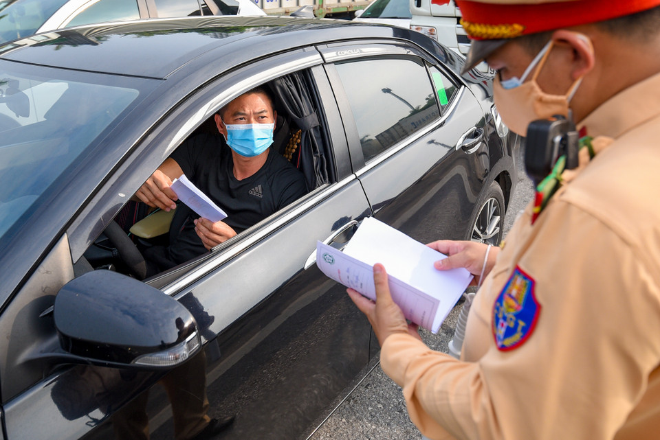 Với các phương tiện không có thẻ 'luồng xanh', lực lượng chức năng yêu cầu quay đầu, không đi qua thành phố Hà Nội mà di chuyển qua những tuyến đường tránh đã được thông báo trước đó.