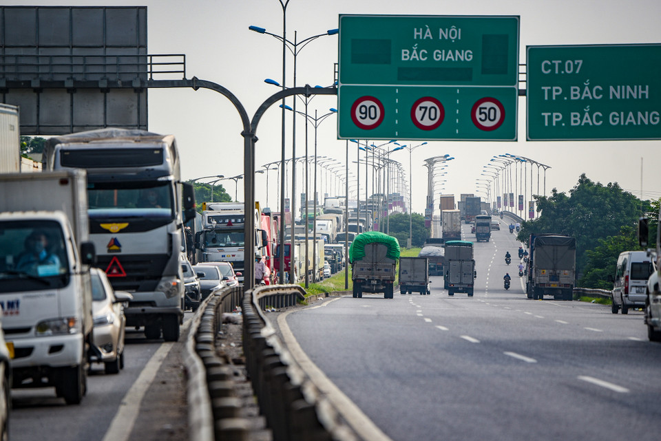 Tuy nhiên do lượng phương tiện quá đông đã khiến tuyến đường này ùn tắc kéo dài. (Ảnh: Minh Sơn/Vietnam+)