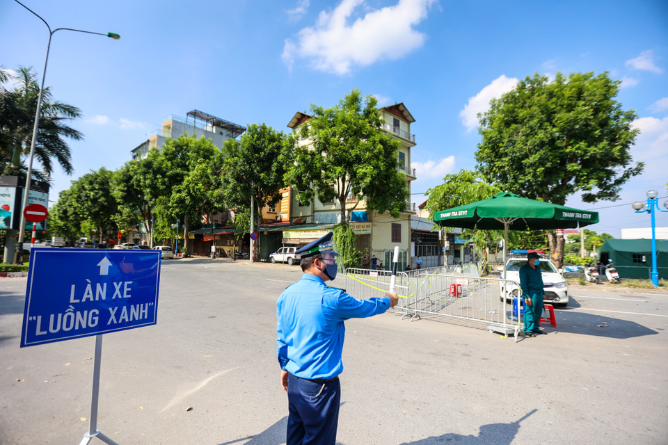 Công an thành phố Hà Nội đã chỉ đạo công an các quận, huyện, các đơn vị liên quan cấm tất cả người, phương tiện vào thành phố, trừ các xe đi 'luồng xanh' (phục vụ phòng, chống dịch, công vụ, ngoại giao, vận chuyển công nhân, chuyên gia và thực hiện công tác vận tải hàng hóa thiết yếu). (Ảnh: Minh Sơn/Vietnam+)