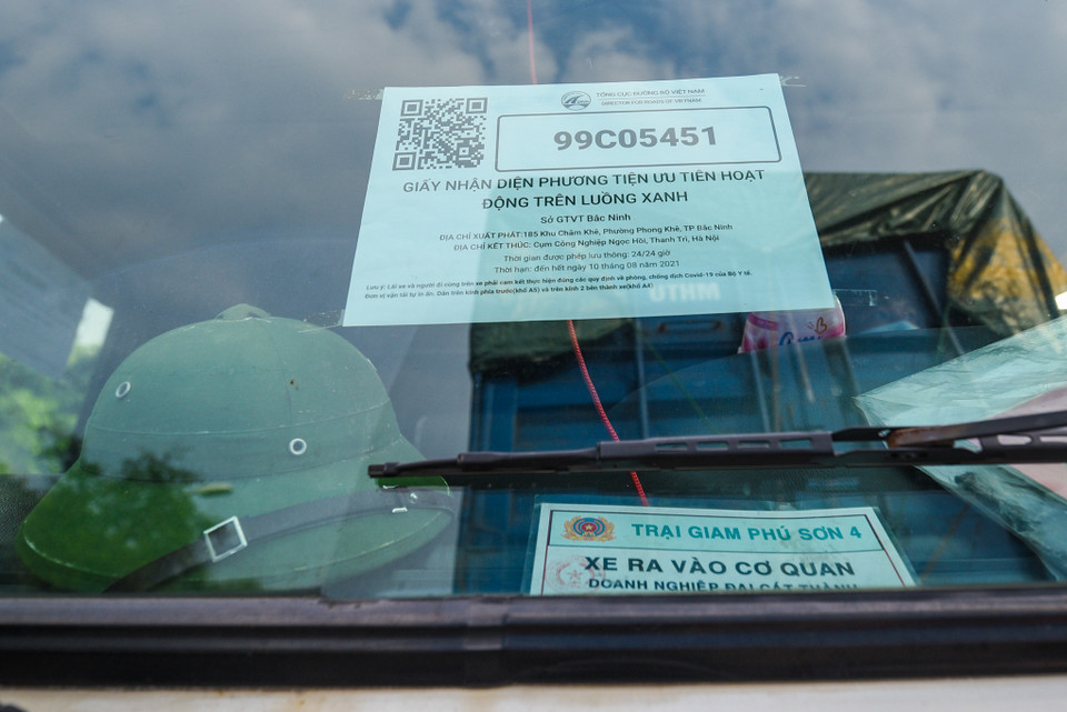 Với các phương tiện có thẻ xe luồng xanh, lực lượng chức năng chỉ cần thao tác đơn giản quét mã QR bằng điện thoại thông minh là có thể xác minh được hiệu lực để hướng dẫn xe qua các chốt. (Ảnh: Minh Sơn/Vietnam+)