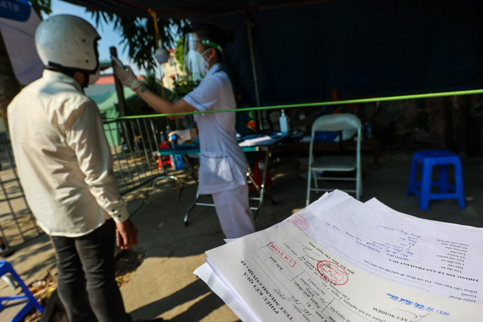 Nhiều người dân không có giấy xét nghiệm âm tính nên không được vào trong nội thành Hà Nội. (Ảnh: Minh Sơn/Vietnam+)