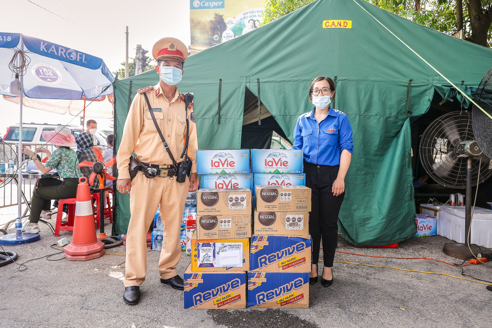 Cùng với đó, ban tổ chức cũng hỗ trợ các vật tự, nhu yếu phẩm cho các lực lượng đang làm nhiệm vụ tại các chốt kiểm dịch nơi cửa ngõ Thủ đô. (Ảnh: PV/Vietnam+)