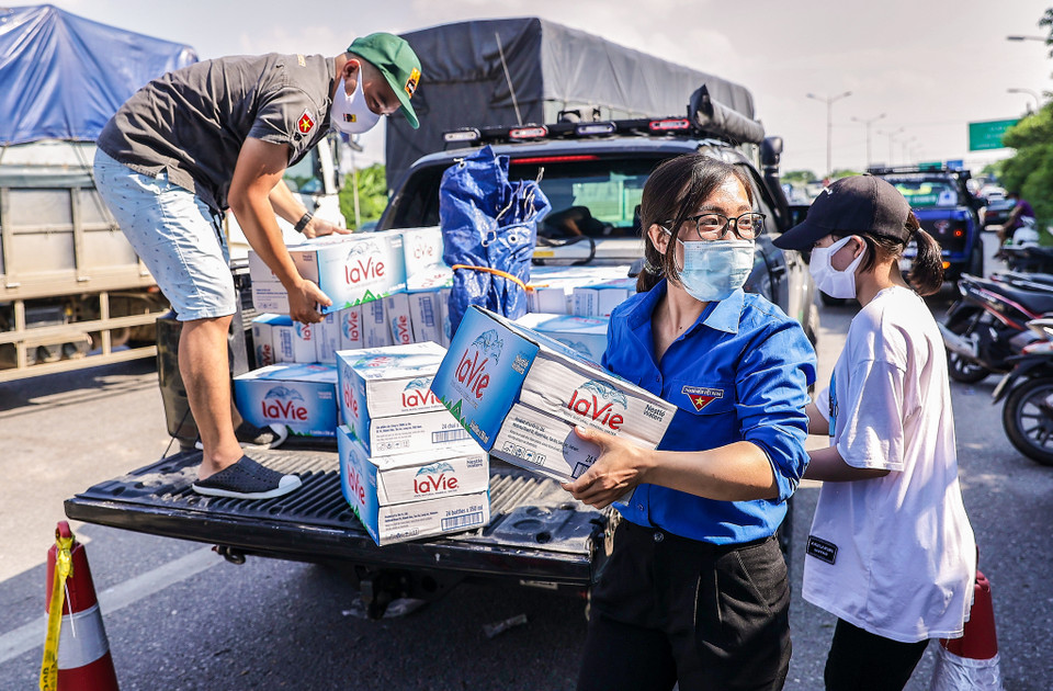 Theo anh Nguyễn Đức Tiến - Phó Bí thư thường trực thành đoàn Hà Nội, mỗi ngày, sẽ có tối thiểu 500 suất cơm có đầy đủ thịt cá, canh rau, nóng hổi sau khi đóng gói cẩn thận, được chuyển lên những chiếc xe của Câu lạc bộ Xe bán tải địa hình Việt Nam rồi đi khắp thành phố. (Ảnh: PV/Vietnam+)