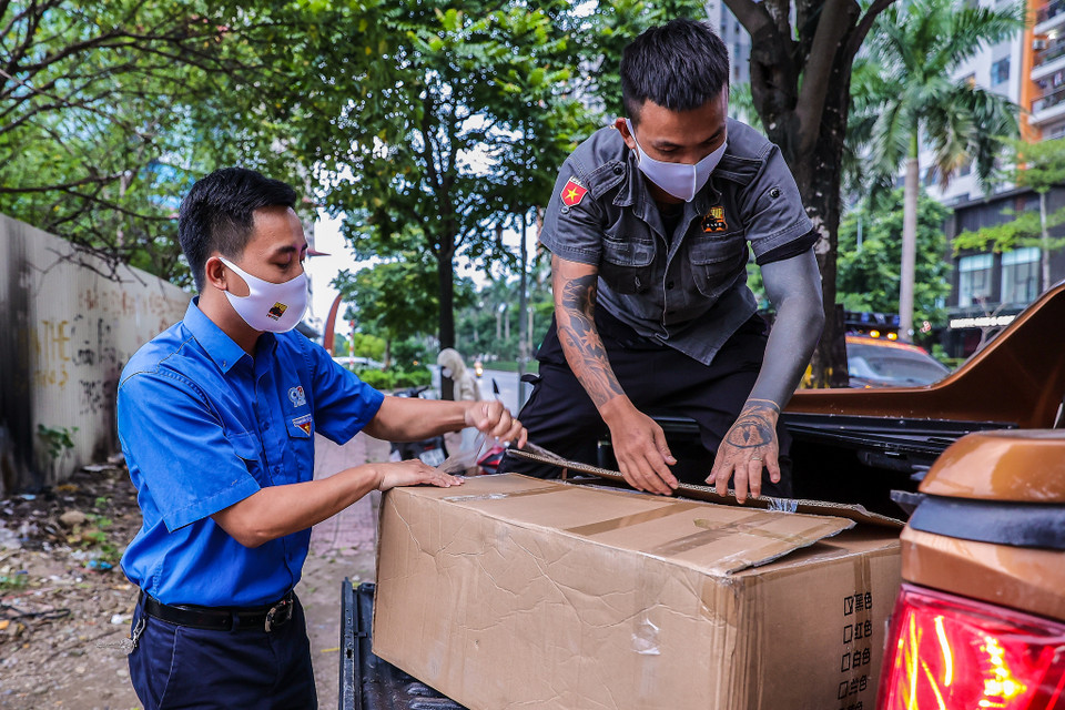 Ngay ngày đầu tiên Hà Nội giãn cách theo Chỉ thị 17 của Hà Nội, 200 suất cơm đã được chuyển đến cho những hoàn cảnh khó khăn ở xóm chạy thận khu vực đường Lê Thanh Nghị (quận Hai Bà Trưng). (Ảnh: PV/Vietnam+)