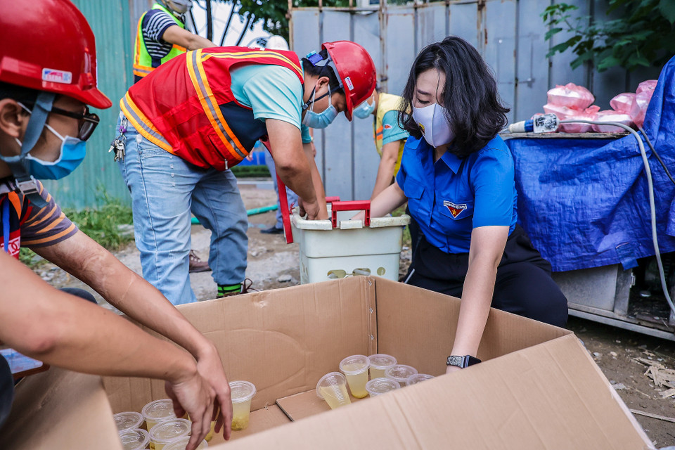 Để bảo đảm yêu cầu phòng chống dịch, những người đưa cơm, lái xe đeo khẩu trang, găng tay, bảo đảm quy tắc 5K. (Ảnh: PV/Vietnam+)