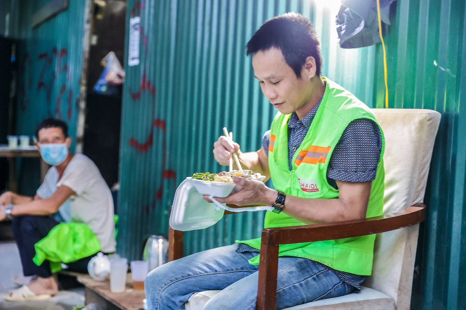 Khi thành phố thực hiện Chỉ thị 17 rất nhiều đối tượng bị ảnh hưởng như lao động, công nhân nghèo, sinh viên nghèo... tạm thời mất việc làm hoặc không thể về quê. (Ảnh: PV/Vietnam+)