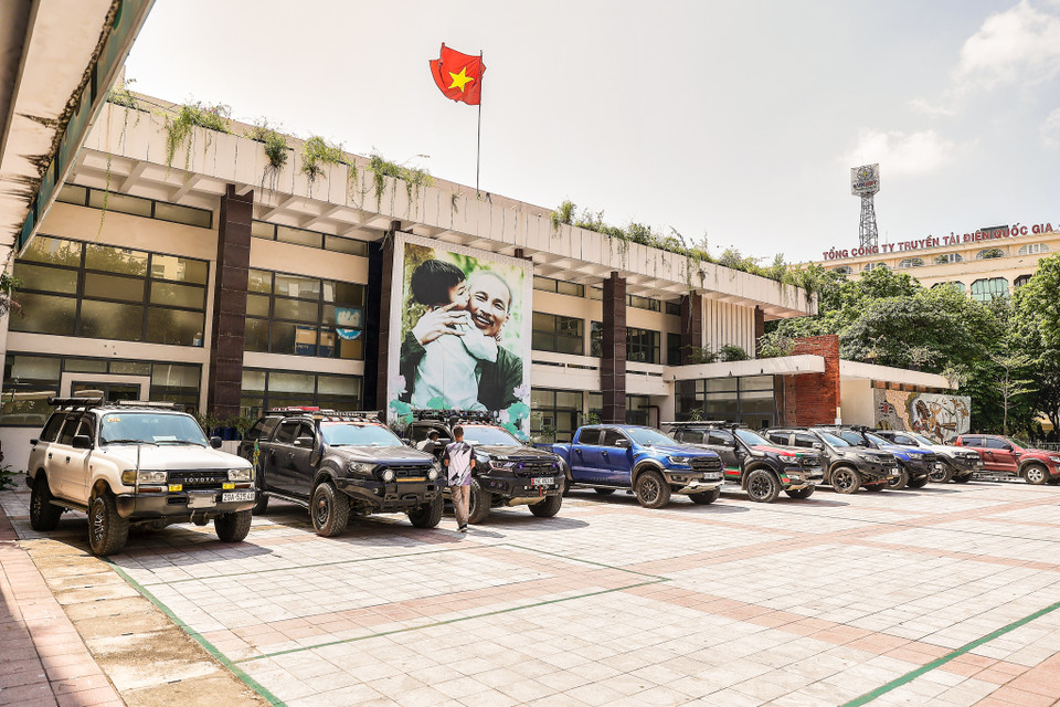 Chiều 26/7, Thành đoàn Hà Nội và Câu lạc bộ Xe bán tải địa hình Việt Nam đã tổ chức phân phát hàng trăm suất ăn miễn phí đến những người dân gặp khó khăn vì dịch COVID-19 trên địa bàn Thủ đô. (Ảnh: PV/Vietnam+)