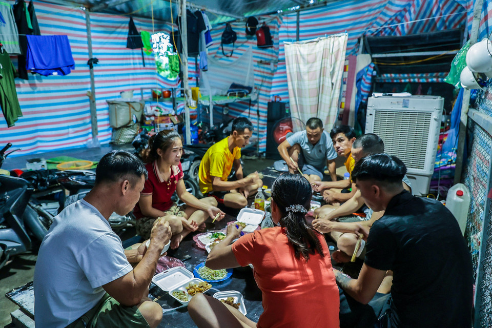 Chính vì vậy, sự hỗ trợ kịp thời của các nhà hảo tâm sẽ giúp những người dân khó khăn được an ủi phần nào. (Ảnh: PV/Vietnam+)