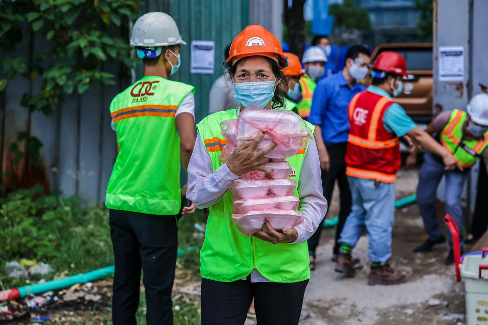 Từ khâu lựa chọn thực phẩm lẫn chế biến của các 'mạnh thường quân' đều đảm bảo các suất ăn ngon và an toàn nhất tới những người khó khăn. (Ảnh: PV/Vietnam+)