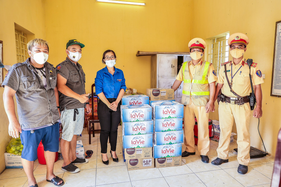 Các nhu yếu phẩm được chuyển đến đến các điểm chốt kiểm dịch ở Hà Nội để hỗ trợ các lực lượng làm việc tại các chốt ở Hà Nội. (Ảnh: PV/Vietnam+)