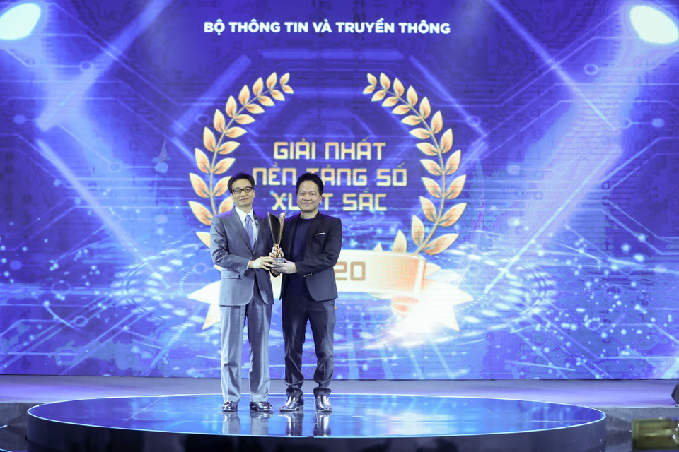 Giải Nhất hạng mục Nền tảng số xuất sắc được trao cho Nền tảng quản trị điều hành Base.vn. (Ảnh: PV/Vietnam+)