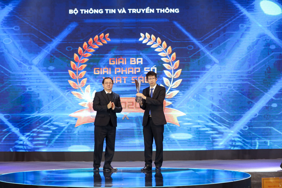 Giải Ba hạng mục Giải pháp số xuất sắc được trao cho Giải pháp nhận dạng ký tự quang học Tiếng Việt OCR của Trung tâm không gian mạng Viettel. (Ảnh: PV/Vietnam+)