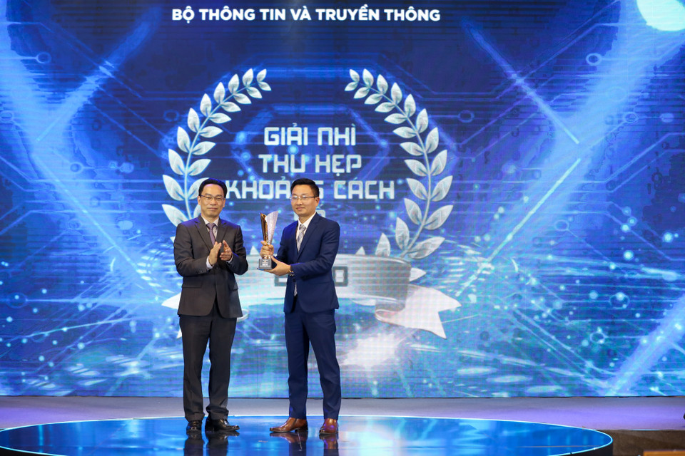 Giải Ba về Giải thưởng Thu hẹp khoảng cách số được trao cho Sàn thương mại điện tử Voso của Tổng Công ty Cổ phần Bưu chính Viettel. (Ảnh: PV/Vietnam+)