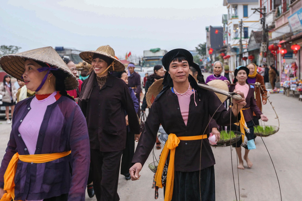 Hằng năm, cứ mùng 4 và mùng 5 Tết Nguyên Đán hơn 20 con trâu, bò làm bằng rơm rạ đến từ 4 tổ của 2 làng Đồng Vệ và Bích Đại lại tập trung tại miếu để khởi động năm mới với Lễ hội “Trâu rơm bò rạ”. (Ảnh: PV/Vietnam+)