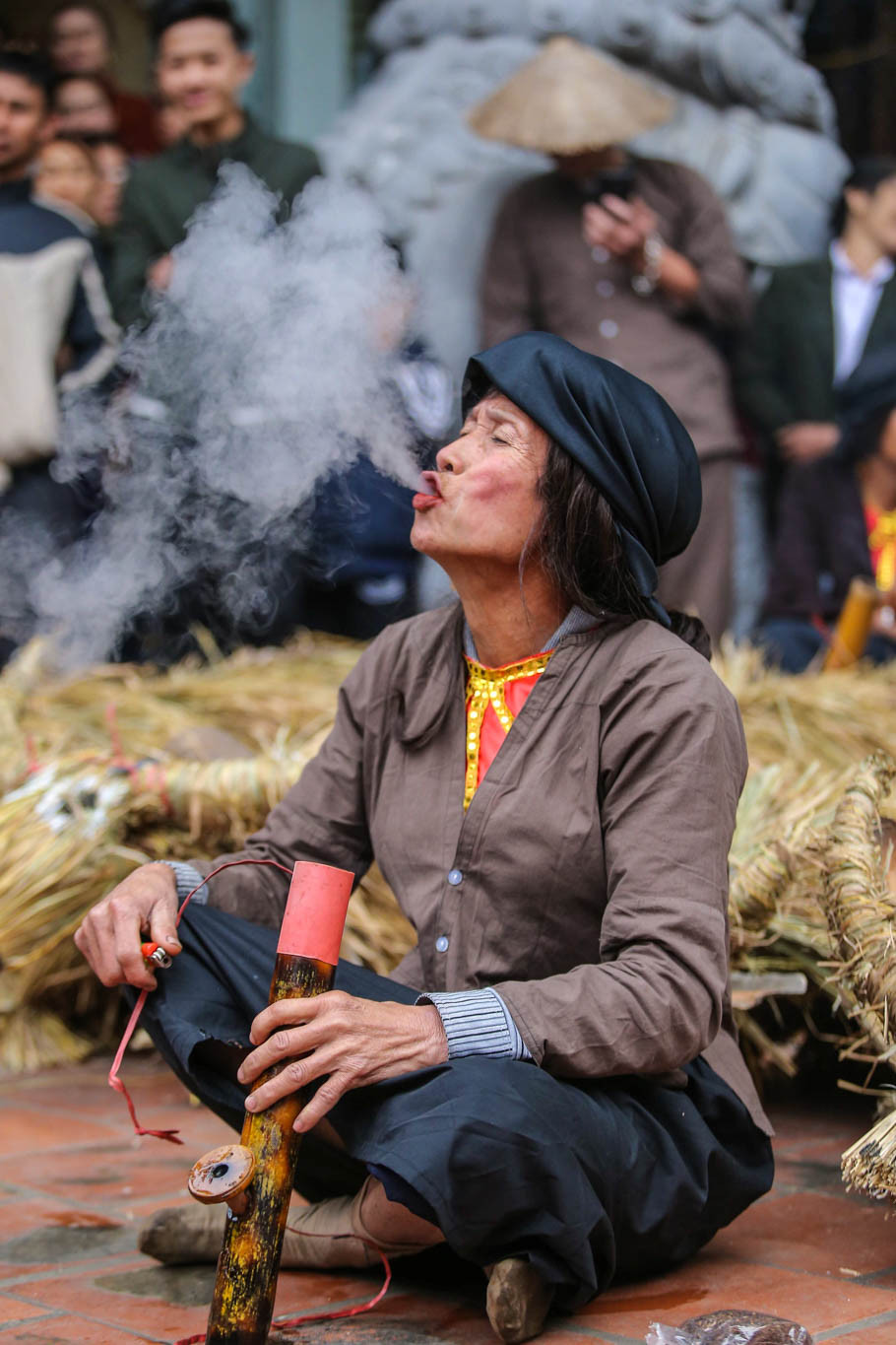 Vị tướng giỏi của vua Hùng đã bày ra phép rước cầu, mọi người mặc áo xanh, đỏ vác cày và bện trâu bằng rơm, nam đóng giả nữ, nữ đóng giả nam đem theo những mủng trấu để tung khắp cánh đồng, tượng trưng cho ngày toàn dân xuống đồng. (Ảnh: PV/Vietnam+)