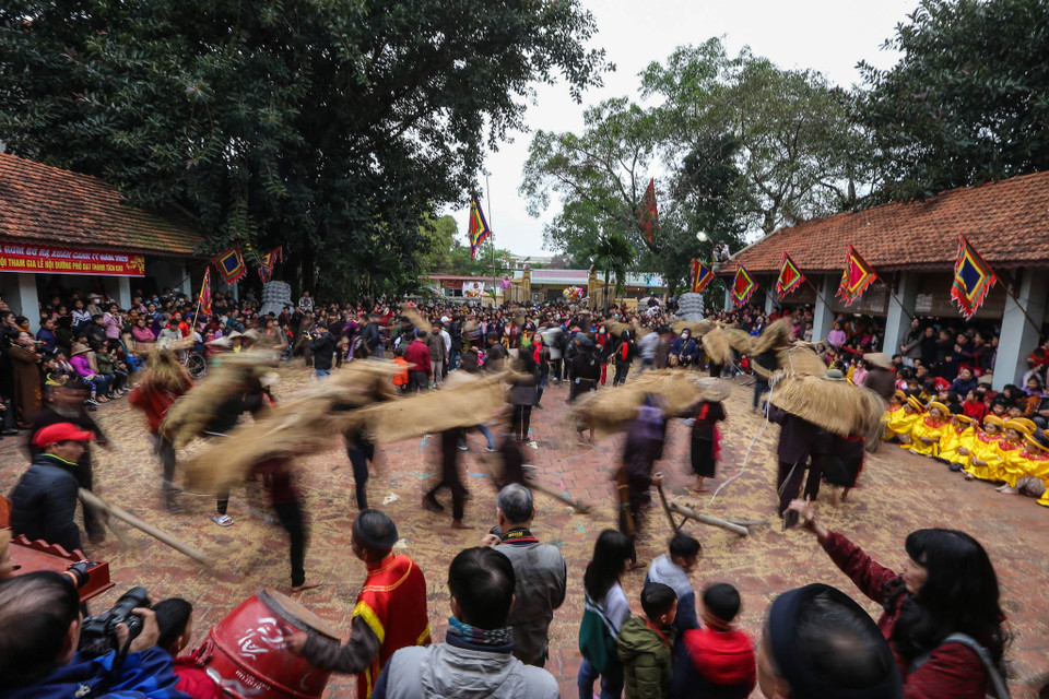 Nhờ sự độc đáo và đặc sắc, ngày hội làng thường thu hút rất đông khách thập phương đến dự. (Ảnh: PV/Vietnam+)