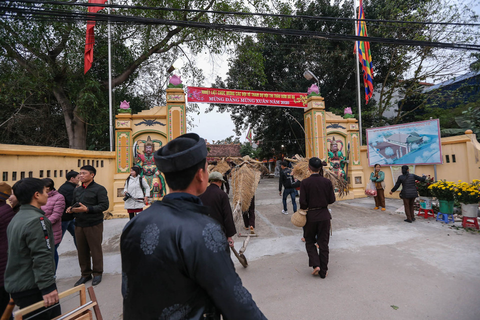 Sáng 28/1 (Tức mùng 4 Tết Canh Tý), người dân xã Đại Đồng (Vĩnh Tường, Vĩnh Phúc) lại nô nức đi xem lễ hội cày bừa ngày xuân khởi động cho mùa lao động mới. (Ảnh: PV/Vietnam+)